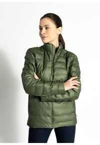 Kurtka zimowa unisex zielona Rains Trekker Jacket. Okazja: na co dzień. Typ kołnierza: kołnierzyk stójkowy. Kolor: zielony. Materiał: guma, nylon, materiał, tkanina, poliester. Sezon: zima. Styl: casual #5