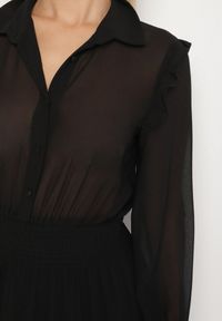 Born2be - Czarna Rozkloszowana Sukienka VICES Koszulowa w Stylu Retro Aravite. Okazja: na co dzień. Typ kołnierza: dekolt w kształcie V, kołnierz z falbankami, kołnierzyk klasyczny. Kolor: czarny. Długość rękawa: długi rękaw. Typ sukienki: koszulowe. Styl: retro #6