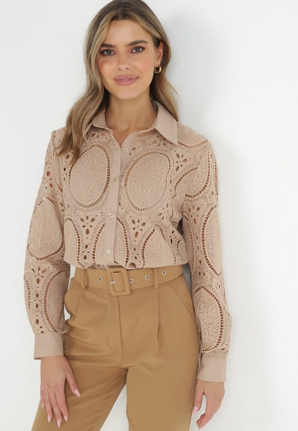 Born2be - Beżowa Koszula Koronkowa Coillie. Kolor: beżowy. Materiał: koronka. Długość rękawa: długi rękaw. Długość: długie. Styl: klasyczny