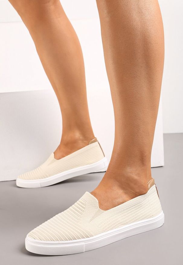 Born2be - Beżowe Tenisówki z Elastyczną Wsuwaną Cholewką Zairena. Okazja: na co dzień. Kolor: beżowy. Materiał: jeans, skóra. Szerokość cholewki: normalna. Styl: casual, klasyczny