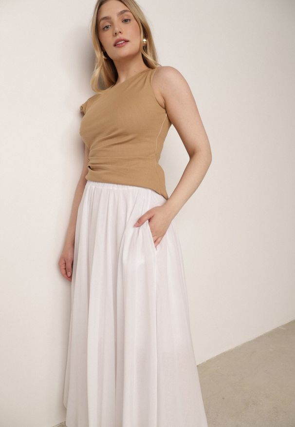 Born2be - Biała Spódnica Bawełniana o Rozkloszowanym Kroju z Kieszeniami Nephise. Okazja: do pracy, na co dzień, na spacer. Kolor: biały. Materiał: bawełna. Długość: długie. Styl: elegancki, casual