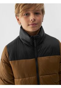 4f - 4F Kurtka puchowa z wypełnieniem syntetycznym chłopięca - brązowa 134 (8-9 lat). Okazja: na co dzień. Typ kołnierza: kołnierzyk stójkowy. Kolor: brązowy. Materiał: syntetyk, puch. Długość: długie. Wzór: gładki. Sezon: lato. Styl: klasyczny, casual, sportowy #2
