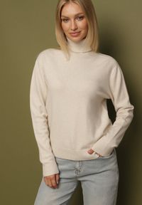 Born2be - Beżowy Klasyczny Golf z Wiskozą i Wełną Salentie. Okazja: na co dzień, do pracy. Typ kołnierza: golf. Kolor: beżowy. Materiał: wełna, wiskoza. Styl: klasyczny #3