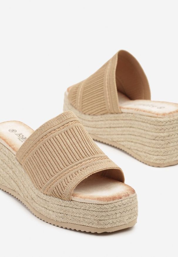 Renee - Brązowe Klapki na Koturnie z Plecionki z Metalicznymi Przeszyciami Telarosea. Okazja: na co dzień, na spacer. Kolor: brązowy. Materiał: koronka. Sezon: wiosna, lato. Obcas: na koturnie. Styl: casual