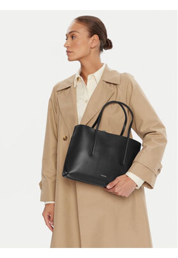 Calvin Klein Torebka Foil Logo Small Tote LV04F3275G Czarny. Kolor: czarny. Materiał: skórzane