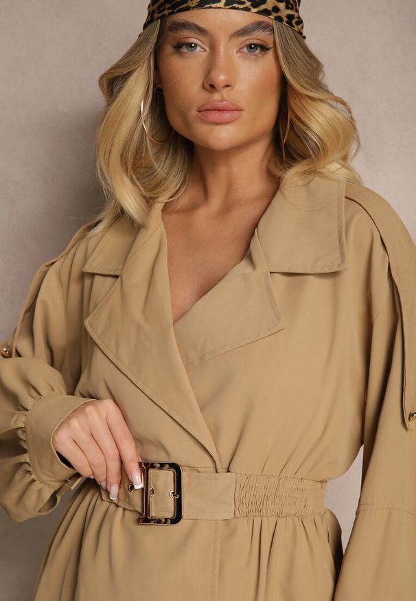 Renee - Ciemnobeżowy Płaszcz o Krótkim Fasonie z Paskiem i Elastyczną Talią oraz Bufiastymi Rękawami Pathia. Okazja: na spotkanie biznesowe. Kolor: beżowy. Materiał: jeans. Długość: krótkie. Styl: biznesowy, elegancki