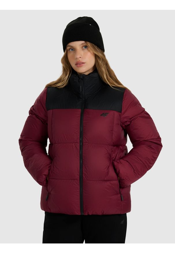 4f - 4F Kurtka puchowa z wypełnieniem syntetycznym damska - czerwona XS. Okazja: na co dzień. Typ kołnierza: bez kaptura. Kolor: czerwony. Materiał: puch, syntetyk. Długość: długie. Sezon: zima. Styl: casual, klasyczny, sportowy