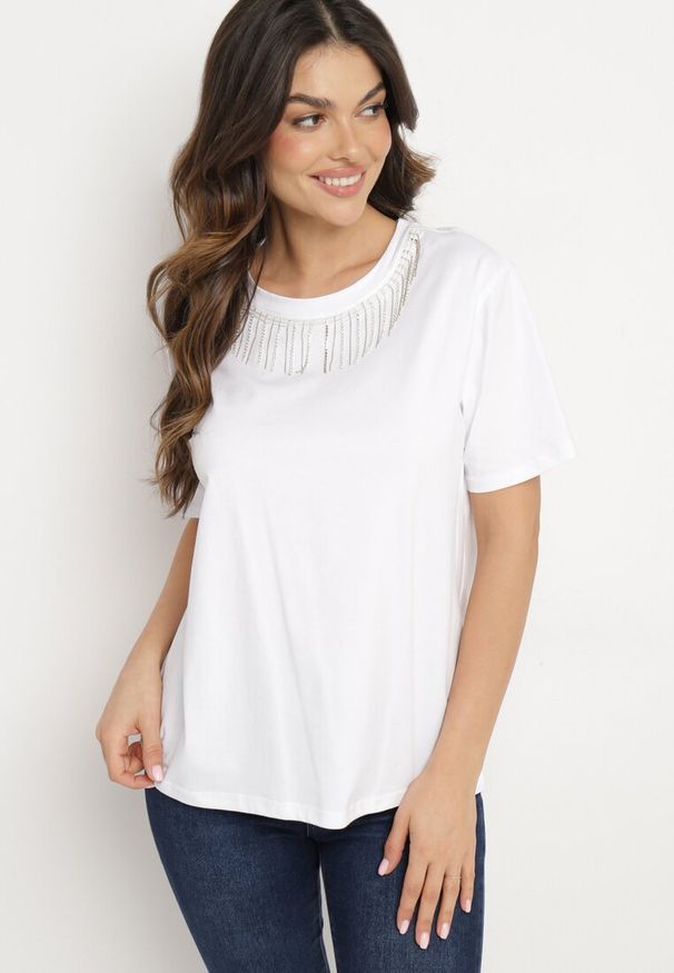 Born2be - Biały Bawełniany T-shirt z Ozdobnymi Łańcuszkami przy Dekolcie Uglefia. Okazja: na co dzień. Kolor: biały. Materiał: bawełna. Wzór: aplikacja. Styl: elegancki, sportowy, klasyczny, wizytowy, casual