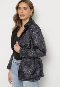 Born2be - Czarna Kurtka Parka Dwustronna z Odpinanym Kapturem Amoetta. Okazja: na co dzień. Kolor: czarny. Materiał: jeans. Wzór: gładki. Styl: casual, elegancki #4