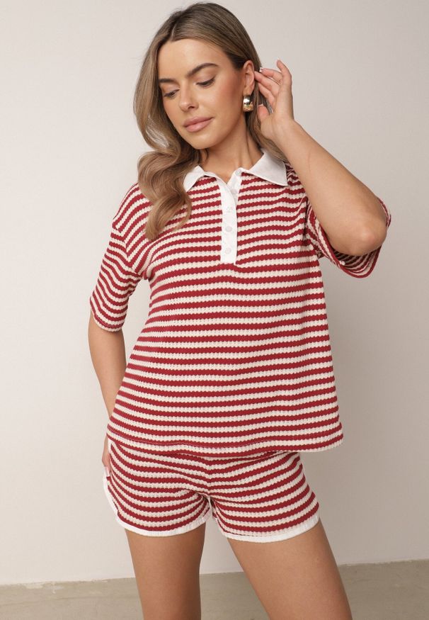 Born2be - Beżowo-Czerwony Dzianinowy Komplet Oversize w Paski Koszulka Polo i Szorty Tesanore. Kolor: beżowy. Materiał: dzianina. Wzór: paski