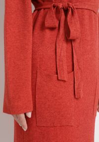 Born2be - Czerwona Dzianinowa Sukienka z Szerokim Golfem i Materiałowym Paskiem Siriace. Typ kołnierza: golf. Kolor: czerwony. Materiał: materiał, dzianina. Sezon: zima