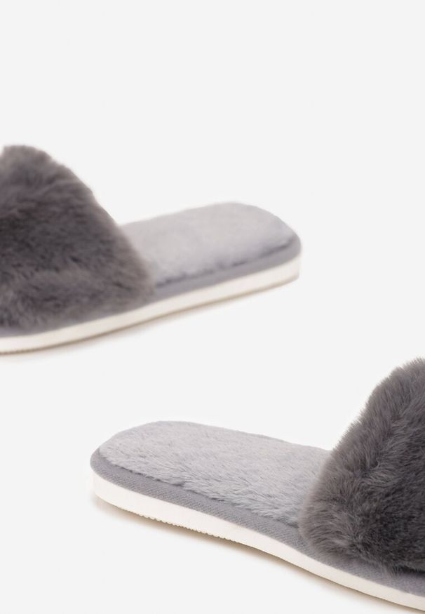 Born2be - Szare Kapcie Futrzane z Szerokim Paskiem Gregisthus. Okazja: do domu. Zapięcie: pasek. Kolor: szary. Materiał: futro. Sezon: zima, jesień. Obcas: na obcasie. Styl: klasyczny, elegancki. Wysokość obcasa: niski