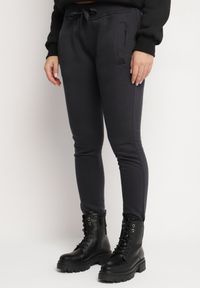 Born2be - Granatowe Spodnie Dresowe z Gumką w Pasie i Polarem Persayus. Kolor: niebieski. Materiał: dresówka, polar. Sezon: zima, jesień
