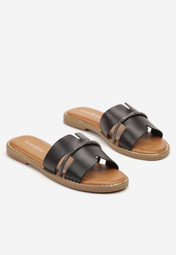 Born2be - Czarne Klapki z Paseczkiem z Drobnymi Cyrkoniami Anusea. Okazja: na co dzień. Kolor: czarny. Materiał: jeans. Wzór: aplikacja. Sezon: lato. Styl: casual