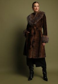 Born2be - Brązowy Futrzany Płaszcz z Paskiem i Ozdobnym Kołnierzem i Rękawami Ceneffa. Okazja: na co dzień. Typ kołnierza: golf. Kolor: brązowy. Materiał: futro. Długość rękawa: długi rękaw. Długość: długie. Styl: klasyczny, casual, elegancki #2