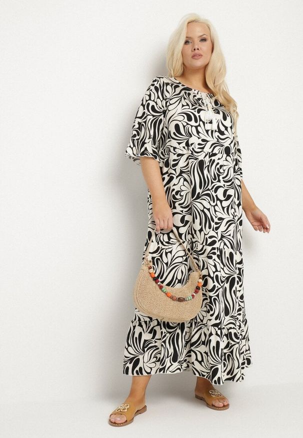 Born2be - Czarna Sukienka z Wiskozy o Prostym Kroju z Wiązaniem w Roślinny Wzór Edirania. Okazja: na co dzień. Typ kołnierza: dekolt w serek. Kolekcja: plus size. Kolor: czarny. Wzór: aplikacja. Typ sukienki: proste. Materiał: wiskoza. Długość rękawa: krótki rękaw. Styl: klasyczny, elegancki, casual