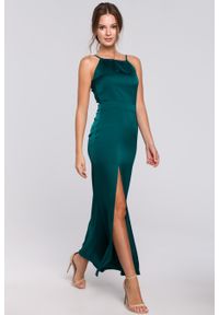 Sukienki.shop - Długa sukienka wieczorowa na wesele błyszcząca halter neck zielona. Okazja: na ślub cywilny, na wesele. Typ kołnierza: dekolt halter. Kolor: zielony. Materiał: satyna. Styl: wizytowy. Długość: maxi