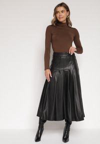Born2be - Czarna Rozkloszowana Spódnica z Imitacji Skóry Zdobiona Plisami Tusbella. Okazja: na co dzień. Kolor: czarny. Materiał: skóra. Wzór: aplikacja. Styl: casual, elegancki #7