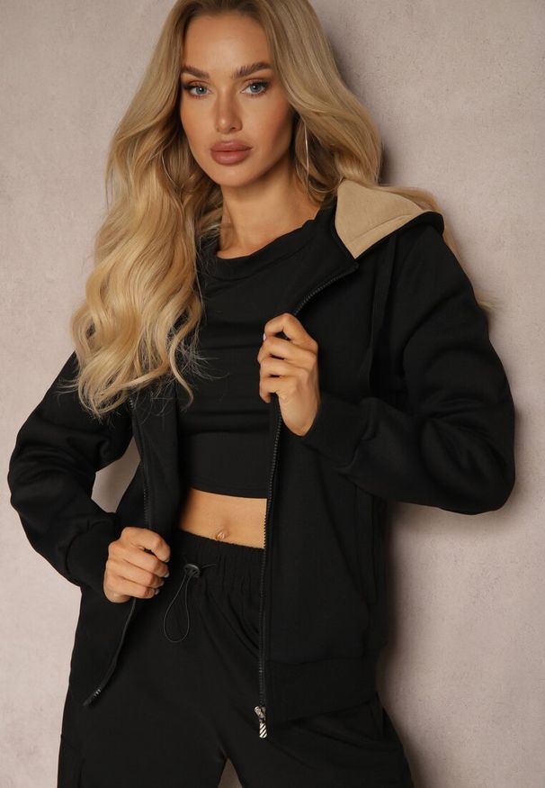 Renee - Czarna Bluza Rozpinana z Dodatkiem Bawełny Ozdobiona Kontrastowym Kapturem Arstoia. Okazja: na co dzień. Kolor: czarny. Materiał: bawełna. Długość rękawa: długi rękaw. Długość: długie. Wzór: aplikacja. Styl: sportowy, casual, elegancki