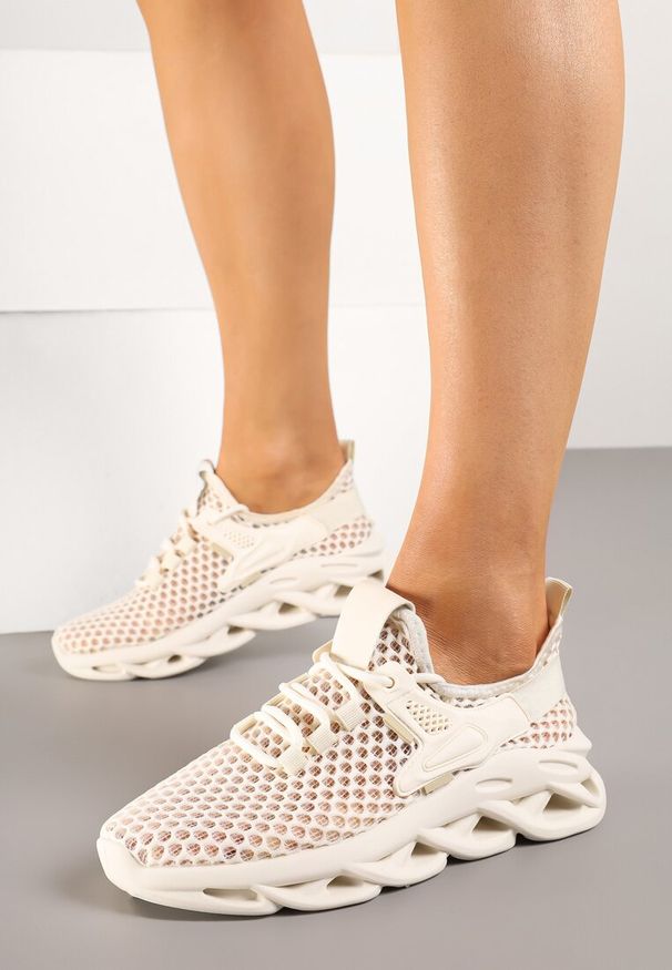 Renee - Beżowe Buty Sportowe Sneakersy na Platformie Ozdobionej Tłoczeniem Teliriella. Okazja: na co dzień. Zapięcie: sznurówki. Kolor: beżowy. Materiał: jeans. Wzór: aplikacja. Obcas: na platformie