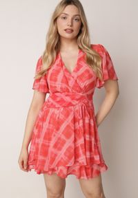 Born2be - Różowa Kopertowa Sukienka z Rozkloszowanym Dołem i Geometrycznym Wzorem Brizlea. Okazja: na co dzień, do pracy. Typ kołnierza: dekolt kopertowy. Kolor: różowy. Materiał: poliester. Wzór: geometria. Typ sukienki: kopertowe. Styl: casual, klasyczny #1
