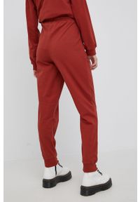 Vero Moda spodnie damskie kolor czerwony gładkie. Stan: podwyższony. Kolor: czerwony. Materiał: dzianina, materiał. Wzór: gładki