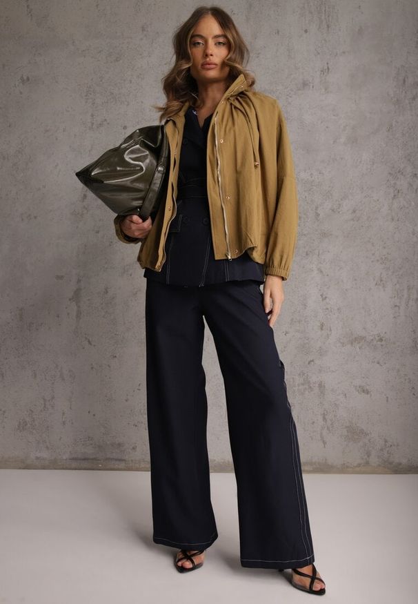 Renee - Zielona Oversizowa Kurtka Przejściowa o Kroju Bombki z Bawełny i Wiskozy Birana. Okazja: na co dzień. Typ kołnierza: kaptur. Kolor: zielony. Materiał: wiskoza, bawełna. Styl: casual