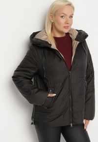 Born2be - Czarna Pikowana Kurtka z Kapturem i Ozdobnymi Suwakami Tulirisa. Okazja: na co dzień. Typ kołnierza: kaptur. Kolekcja: plus size. Kolor: czarny. Materiał: jeans. Styl: sportowy, casual