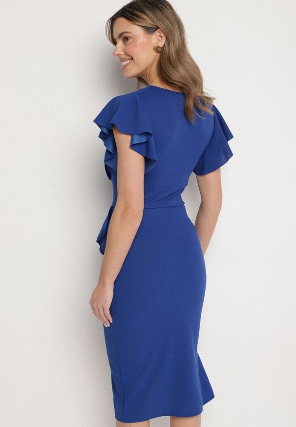 Born2be - Granatowa Dopasowana Sukienka z Kopertowym Dekoltem i Falbankami Leolani. Okazja: na co dzień. Typ kołnierza: kołnierz z falbankami. Kolor: niebieski. Materiał: jeans. Typ sukienki: kopertowe. Styl: casual, klasyczny