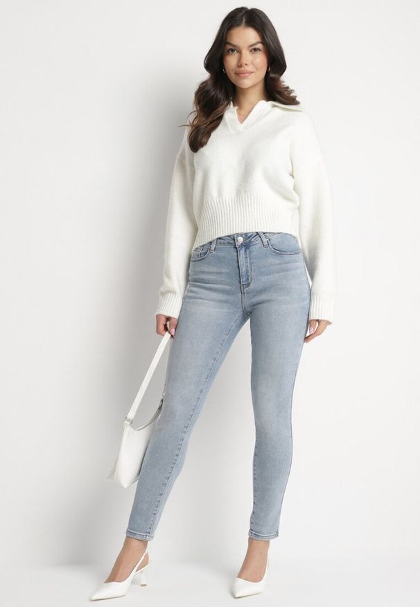 Born2be - Jasnoniebieskie Dopasowane Bawełniane Jeansy z Efektem Push-Up Arisane. Okazja: na co dzień. Kolor: niebieski. Długość: długie. Styl: elegancki, casual