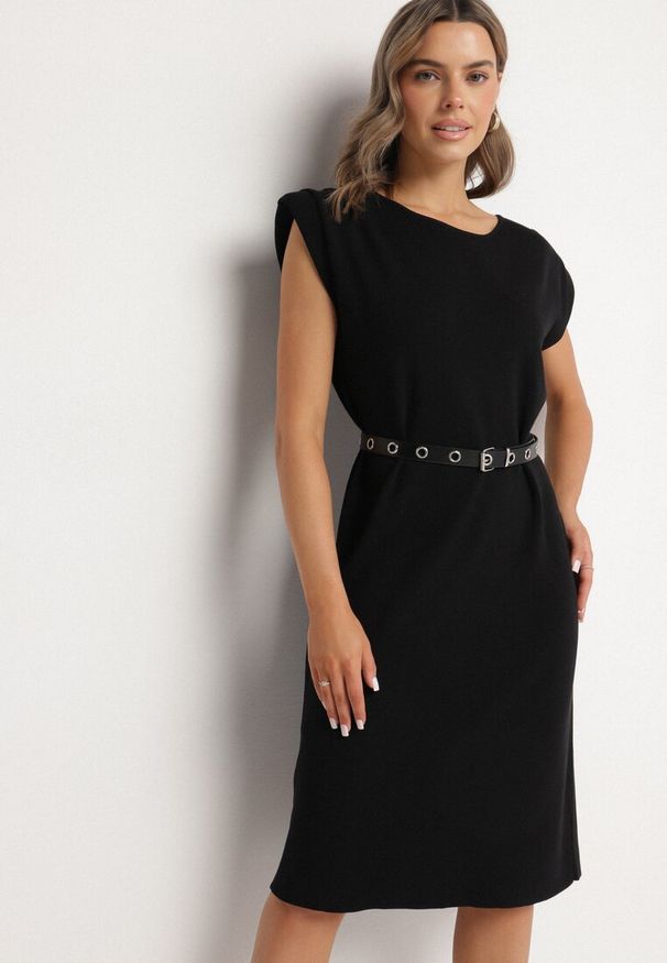 Born2be - Czarna Sukienka z Wiskozą o Pudełkowym Kroju z Paskiem z Klamrą Polliviera. Okazja: na co dzień. Kolor: czarny. Materiał: wiskoza. Styl: casual, elegancki