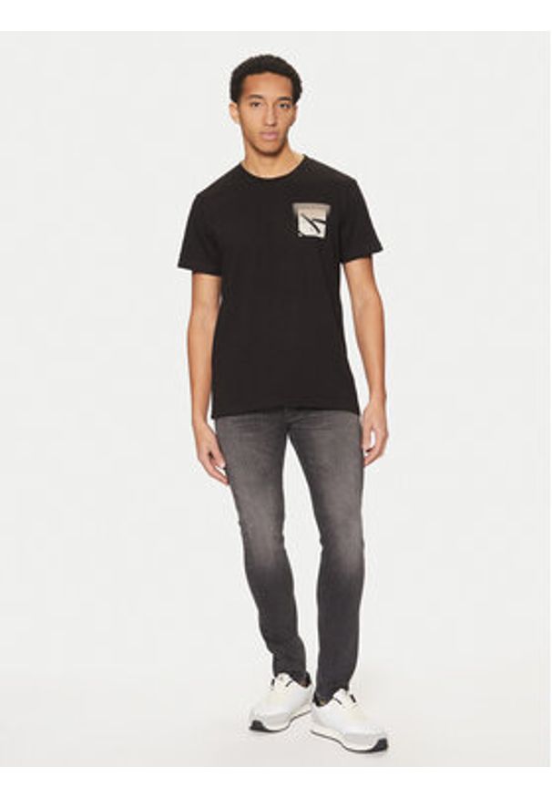 Calvin Klein Jeans T-Shirt Soft Box Monogram J30J327092 Czarny Regular Fit. Kolor: czarny. Materiał: bawełna