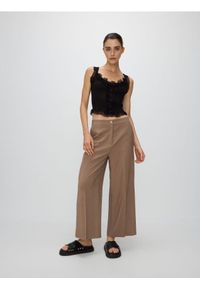 Reserved - Spodnie z wiskozą - brązowy. Kolor: brązowy. Materiał: wiskoza. Wzór: gładki
