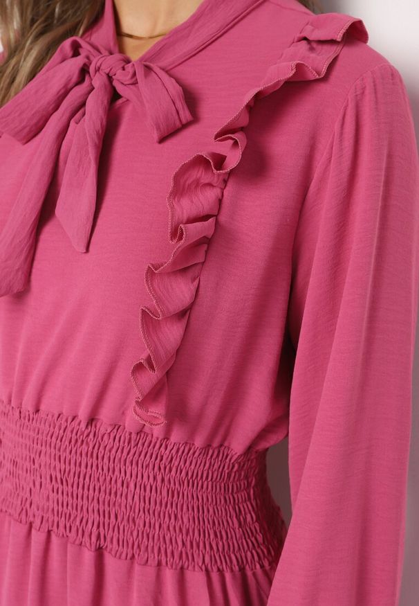 Born2be - Ciemnoróżowa Rozkloszowana Sukienka Maxi Wiązana przy Dekolcie Ozdobiona Falbankami Nuteki. Typ kołnierza: kołnierz z falbankami. Kolor: różowy. Wzór: aplikacja. Styl: elegancki. Długość: maxi