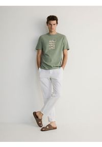 Reserved - Spodnie chino regular z lnem - biały. Kolor: biały. Materiał: len