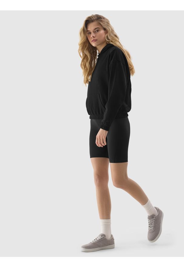 4f - 4F Bluza dresowa nierozpinana z kapturem damska - czarna S. Okazja: na co dzień. Typ kołnierza: kaptur. Kolor: czarny. Materiał: bawełna, dresówka. Wzór: gładki, ze splotem. Styl: casual, sportowy