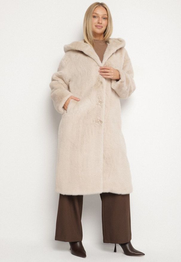 Born2be - Beżowy Płaszcz Pluszowy z Kapturem Zereta. Okazja: na imprezę, na co dzień. Typ kołnierza: kaptur. Kolor: beżowy. Materiał: jeans. Długość rękawa: długi rękaw. Długość: długie. Sezon: wiosna, jesień. Styl: casual, elegancki