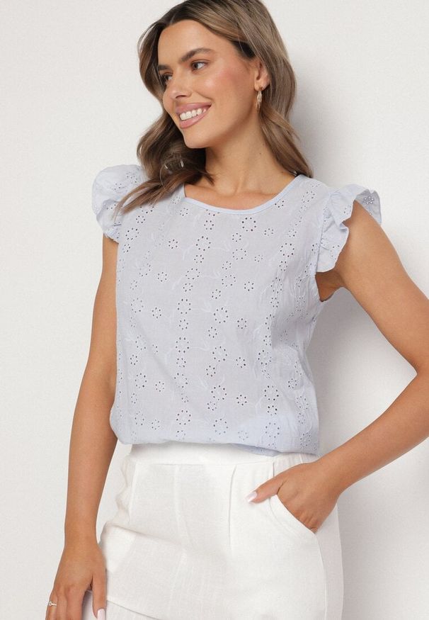 Born2be - Jasnoniebieska Bawełniana Bluzka Ozdobiona Ażurowym Wzorem i Falbankami Ridiruna. Okazja: na co dzień. Typ kołnierza: kołnierz z falbankami. Kolor: niebieski. Materiał: bawełna. Wzór: ażurowy, aplikacja. Styl: casual