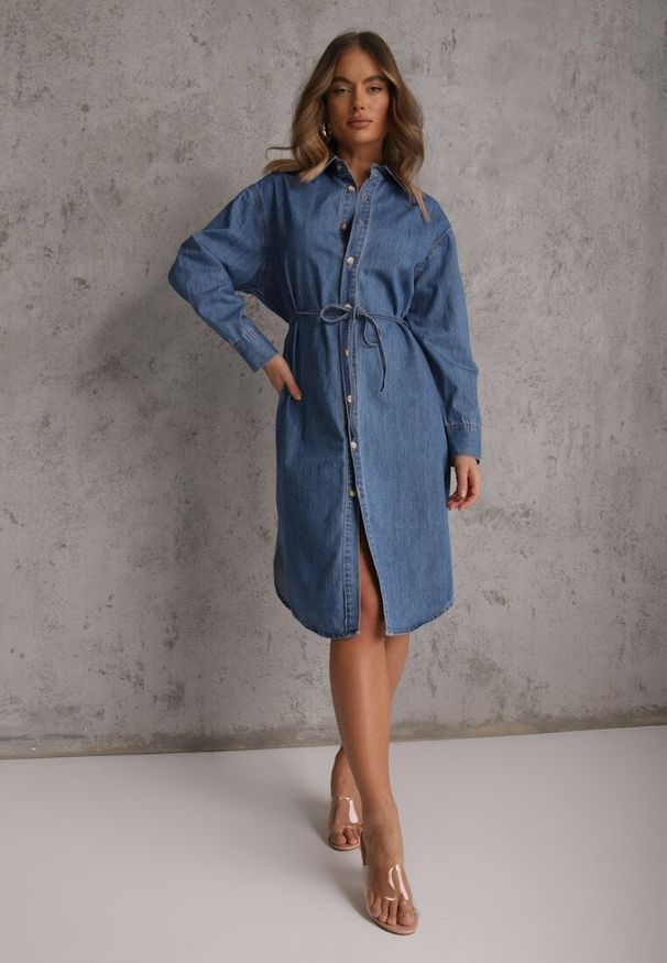 Renee - Niebieska Jeansowa Sukienka Koszulowa Oversize z Bawełną i Paskiem Cianatra. Okazja: na co dzień. Kolor: niebieski. Materiał: bawełna, jeans. Typ sukienki: koszulowe, oversize. Styl: casual, wizytowy