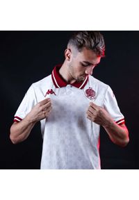 Kappa - Zewnętrzny strój Wydad AC 2025/26. Kolor: czerwony, biały, wielokolorowy. Sport: piłka nożna