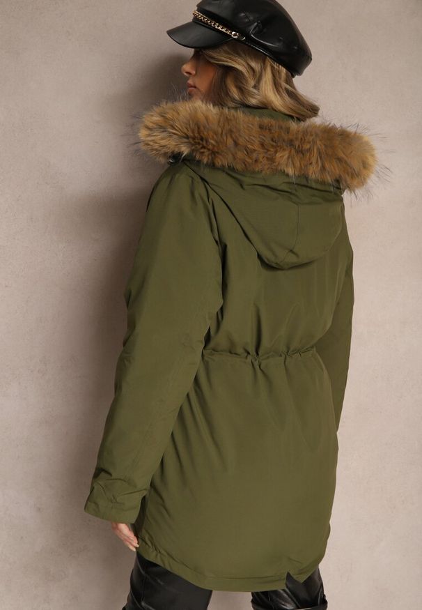 Renee - Ciemnozielona Kurtka w Stylu Parka ze Ściągaczami w Talii i Odpinanym Kapturem z Futerkiem Fezirra. Okazja: na co dzień. Kolor: zielony. Materiał: futro. Styl: sportowy, elegancki, casual