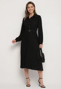 Born2be - Czarna Sukienka Plisowana o Koszulowym Kroju z Paskiem z Klamrą Efronta. Okazja: na co dzień. Typ kołnierza: kołnierzyk klasyczny. Kolor: czarny. Materiał: jeans. Długość rękawa: długi rękaw. Wzór: aplikacja. Typ sukienki: koszulowe. Styl: casual, elegancki, klasyczny #5