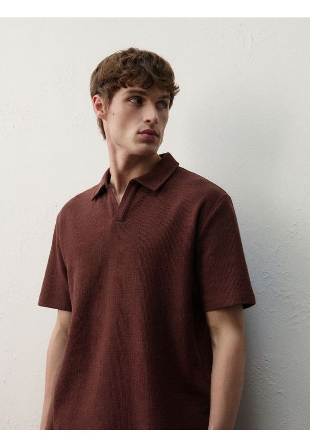 Reserved - Strukturalne polo comfort fit - mahoniowy. Kolor: brązowy. Materiał: dzianina, bawełna