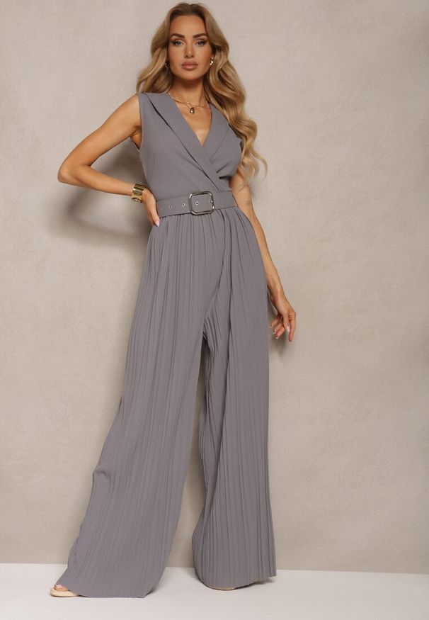 Renee - Szary Kombinezon z Trójkątnym Dekoltem i Szerokimi Plisowanymi Nogawkami z Paskiem Moncilla. Okazja: na spotkanie biznesowe. Kolor: szary. Styl: wizytowy, elegancki, biznesowy