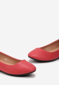 Born2be - Czerwone Balerinki Ikolevia. Nosek buta: okrągły. Kolor: czerwony. Sezon: lato. Obcas: na koturnie. Styl: klasyczny. Wysokość obcasa: średni #4