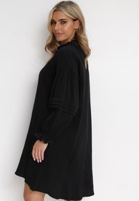 Born2be - Czarna Bawełniana Sukienka Mini z Ozdobnym Wiązaniem i Przeszyciami na Rękawach Anla. Kolor: czarny. Materiał: bawełna. Długość rękawa: długi rękaw. Typ sukienki: trapezowe. Długość: mini #2