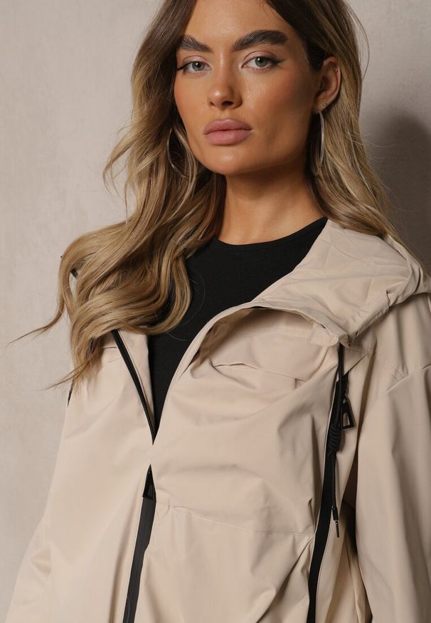 Renee - Beżowa Kurtka o Fasonie Wiatrówki Ozdobiona Kieszeniami Bralisa. Okazja: na spacer, na co dzień. Kolor: beżowy. Wzór: aplikacja. Styl: elegancki, casual, sportowy