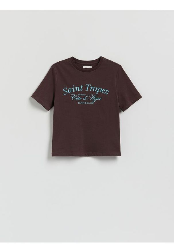 Reserved - T-shirt z nadrukiem - ciemnobrązowy. Kolor: brązowy. Materiał: bawełna. Wzór: nadruk