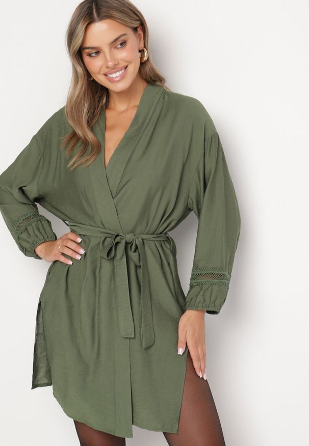 Born2be - Zielona Wiskozowa Sukienka Kimono z Kieszeniami i Ozdobnymi Ażurowymi Wstawkami Salanora. Okazja: do domu. Typ kołnierza: dekolt w serek. Kolor: zielony. Materiał: wiskoza. Długość rękawa: długi rękaw. Wzór: ażurowy