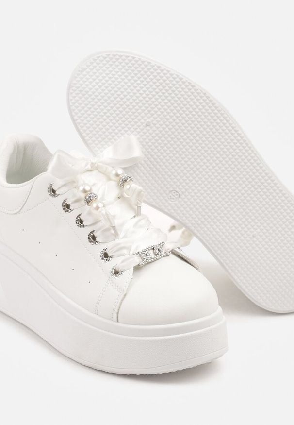 Renee - Białe Sneakersy na Platformie Ozdobione Cyrkoniami i Perforacją Nurilita. Zapięcie: sznurówki. Kolor: biały. Materiał: jeans. Wzór: aplikacja. Obcas: na platformie